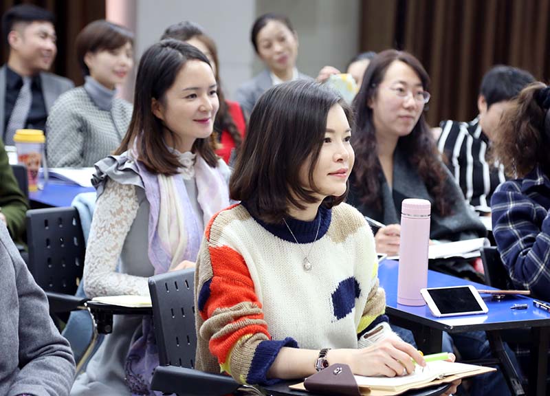 认真听讲的同学们