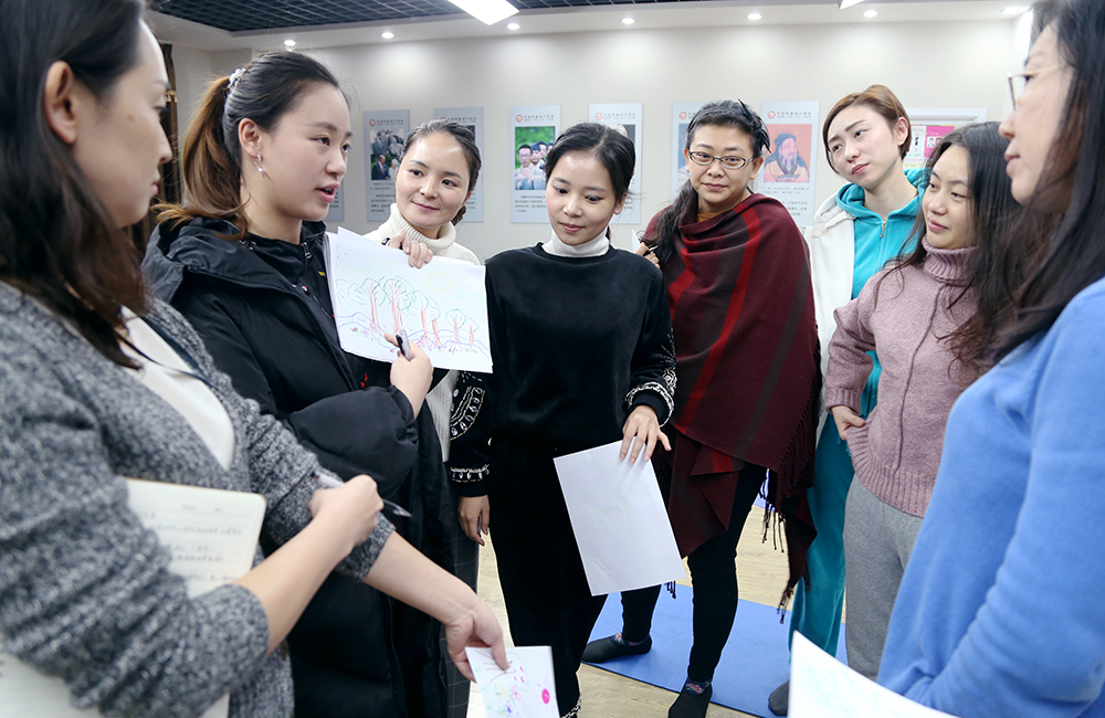 正在讲解自己图画的同学