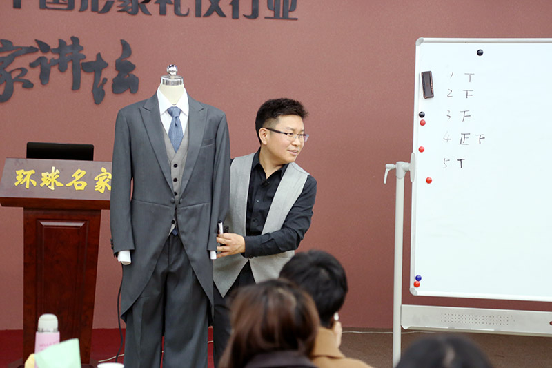 程从正老师讲解男士晨礼服的标准规范