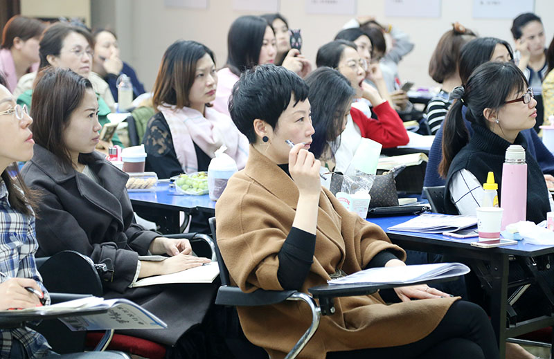 认真听讲的同学们
