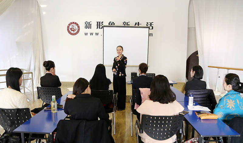 徐文波老师向同学们做自我介绍