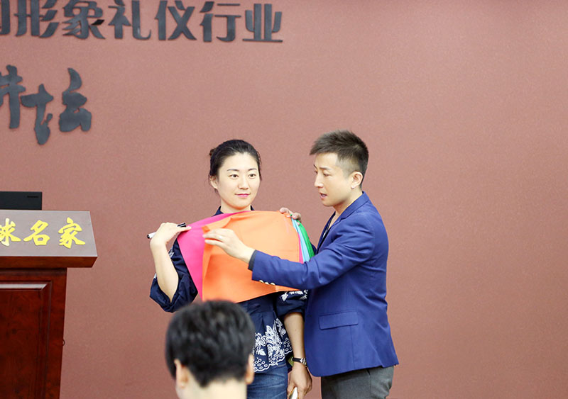 著名形象管理专家路平老师为学员诊断色彩风格