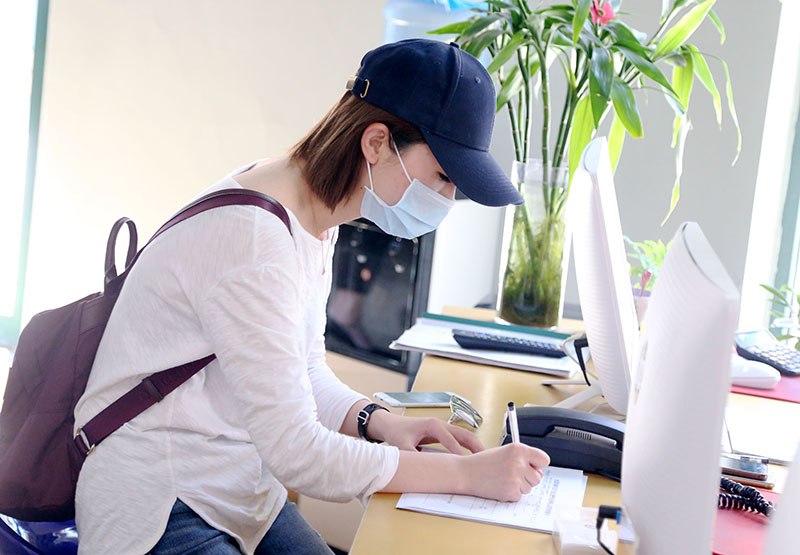 正在办理报到手续的新学员