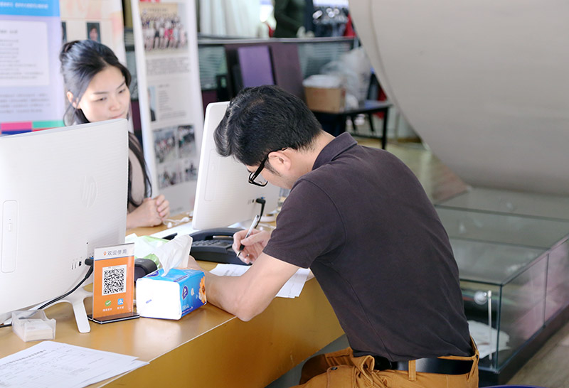 正在办理报到手续的新学员
