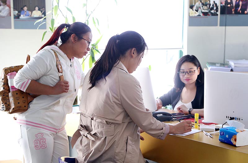 正在办理报到手续的新学员
