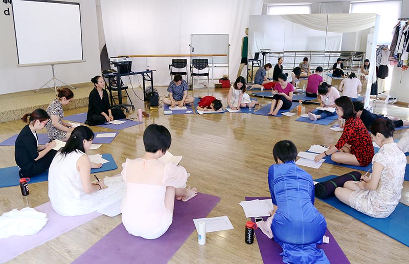 同学们在轻松的课堂氛围中学习理论知识