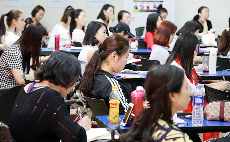 认真听讲记录的同学们