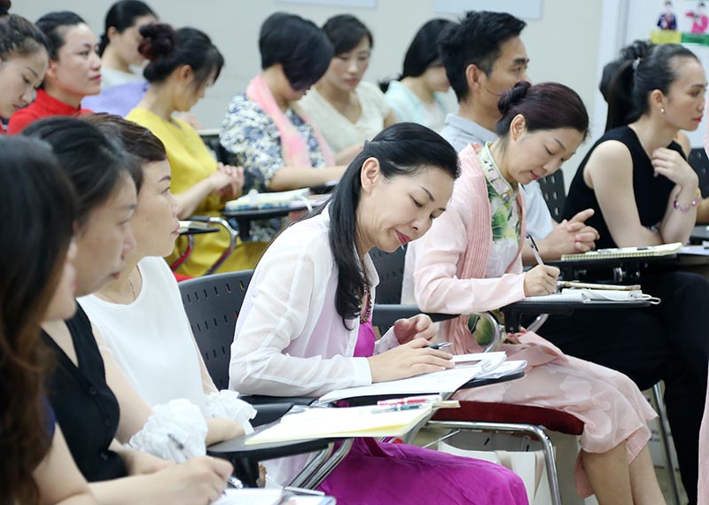 课堂上认真做笔记的同学们