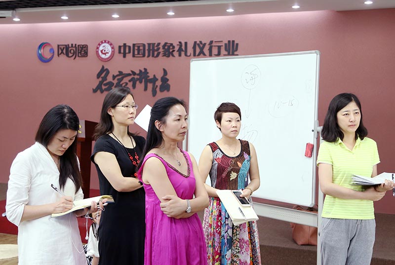 认真做笔记的同学们