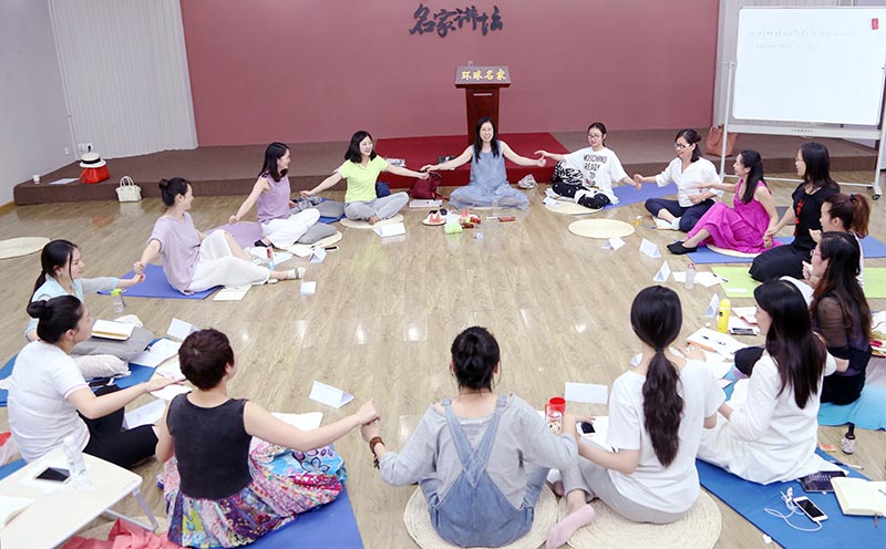 师生一起做游戏