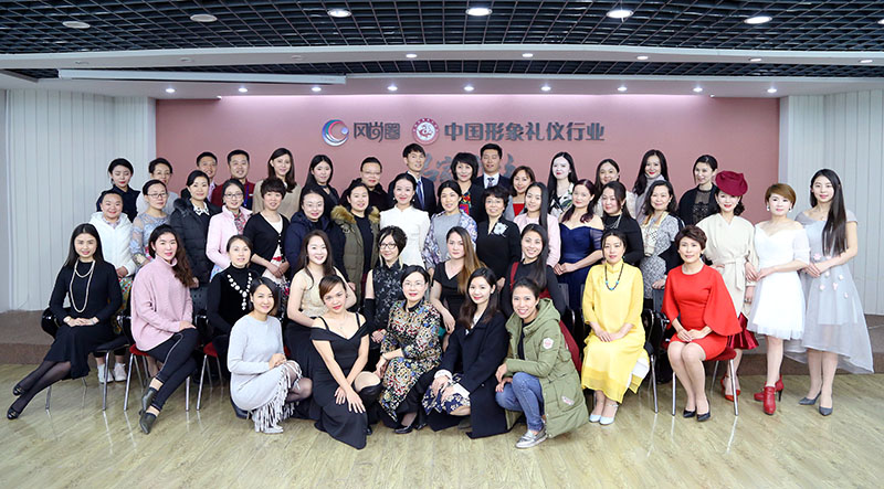 往届注册形象礼仪讲师班师生合影