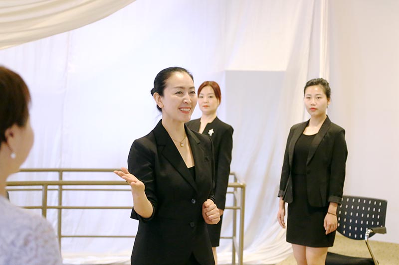 国内著名优雅仪态教练徐文波老师
