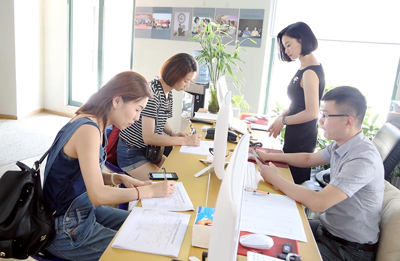 协会工作人员协助新学员办理报到手续