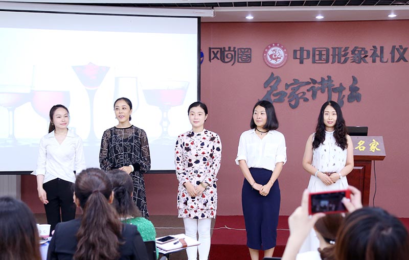 各小组的组长做自我介绍