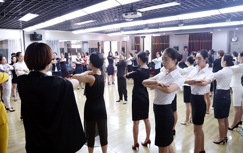 徐文波老师带领同学们进行训练