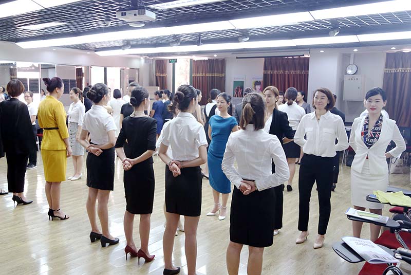 进行分组练习的同学们