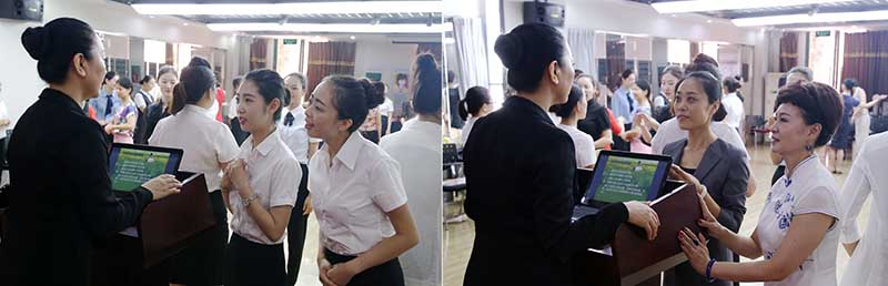 向徐老师请教问题的同学