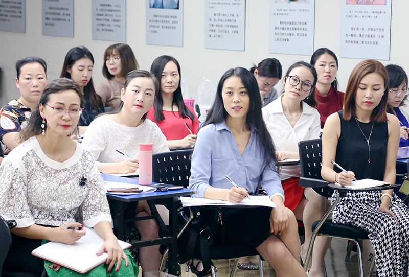认真听讲的同学们