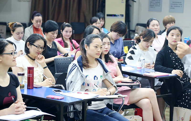 认真听讲的同学们