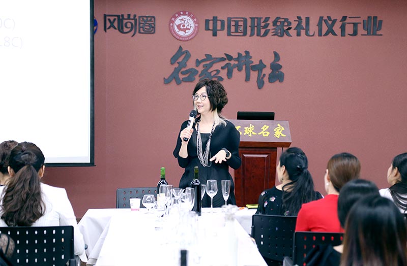 课堂上的李昀老师