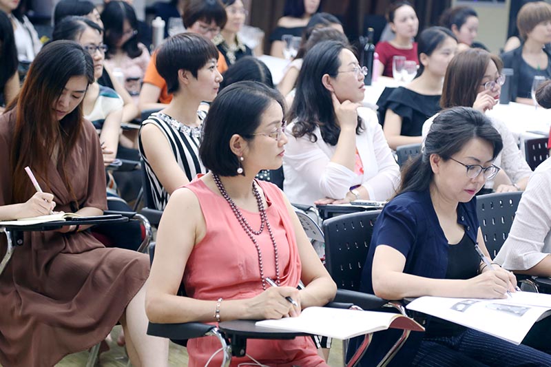 认真听讲的同学们