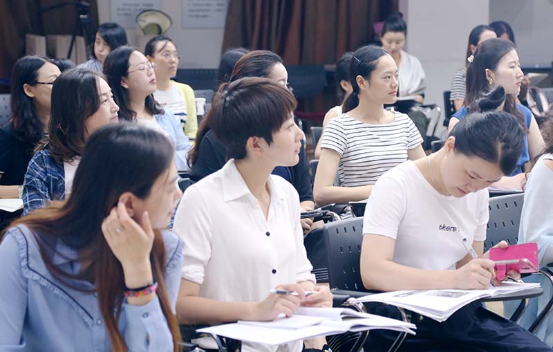 认真听讲的同学们
