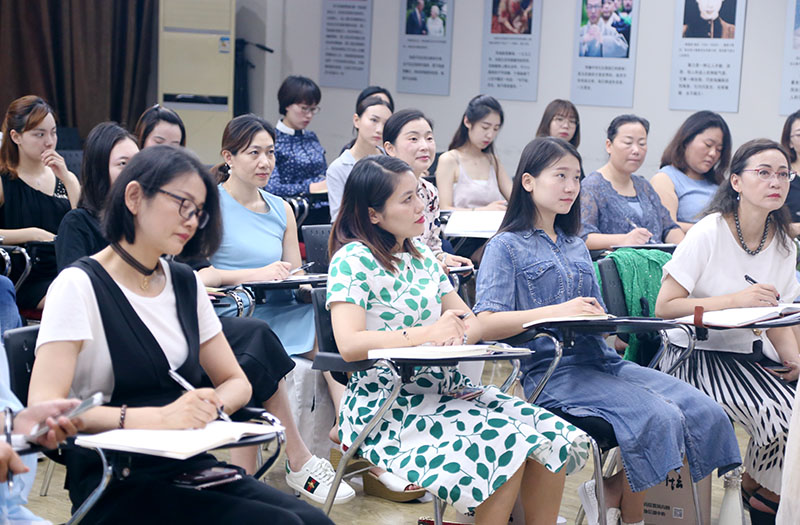 认真听讲的同学们