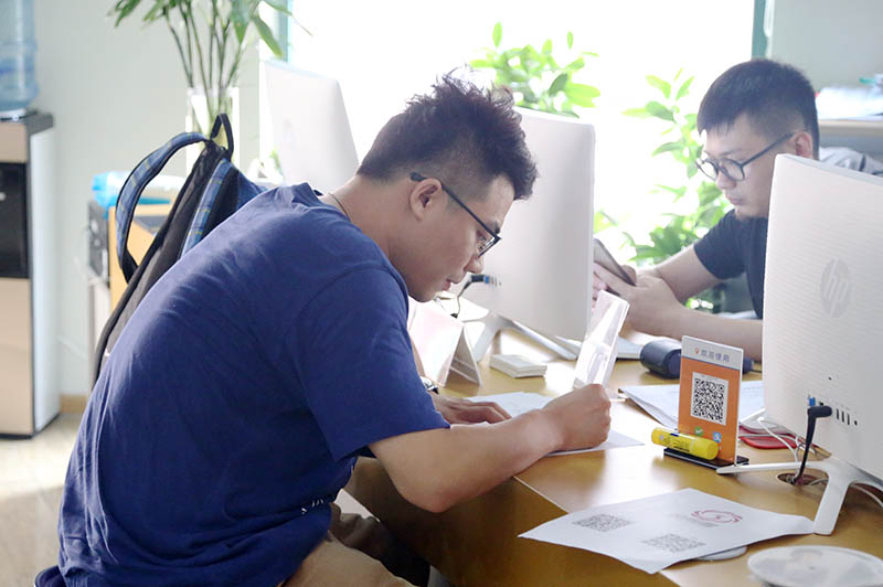 正在办理报到手续的新学员