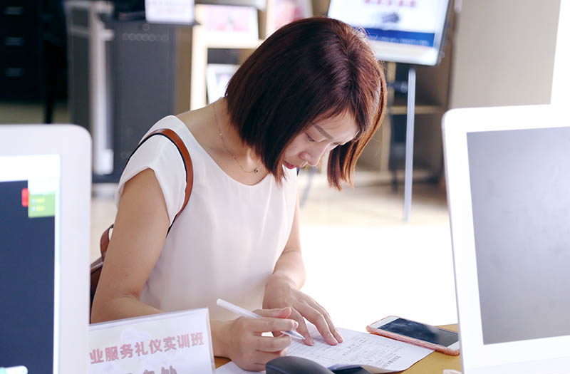 正在办理报到手续的新学员