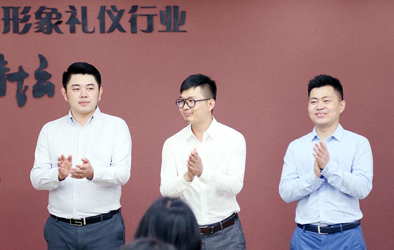 三位生活委员做自我介绍