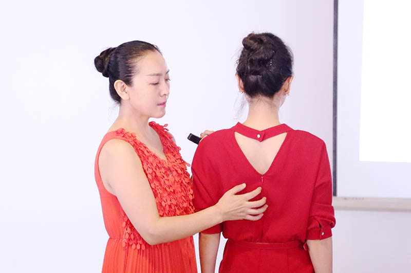 徐文波老师以同学为例讲解形体美的十大标准