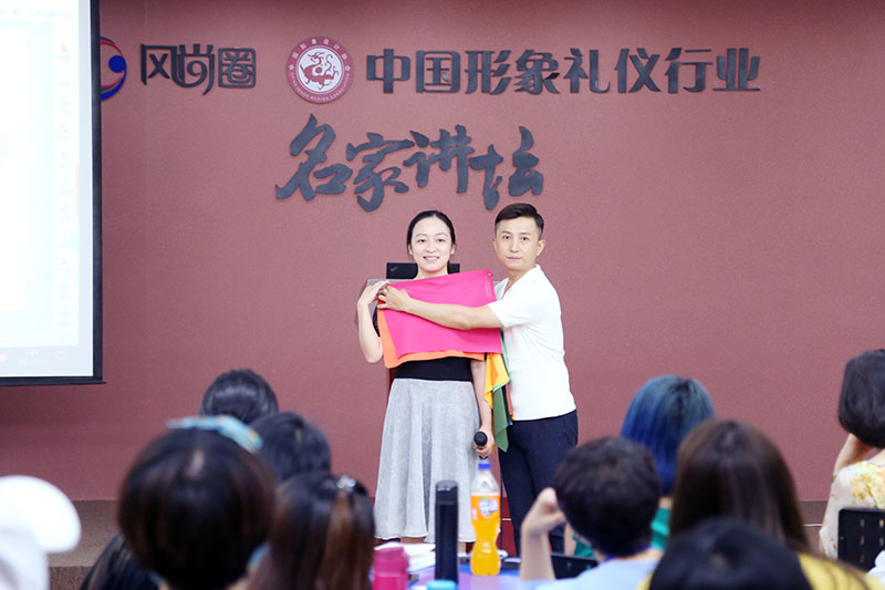 路平老师为同学演示色布的使用