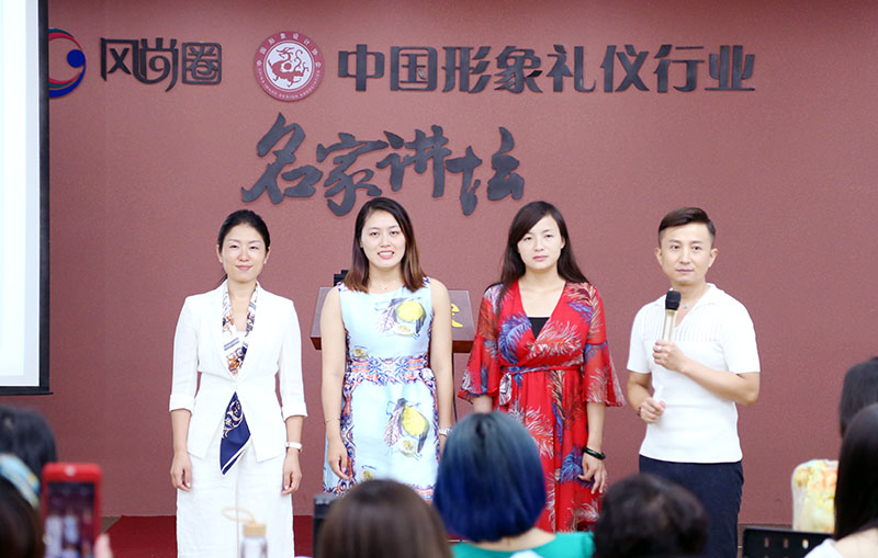 和路平老师互动的同学们