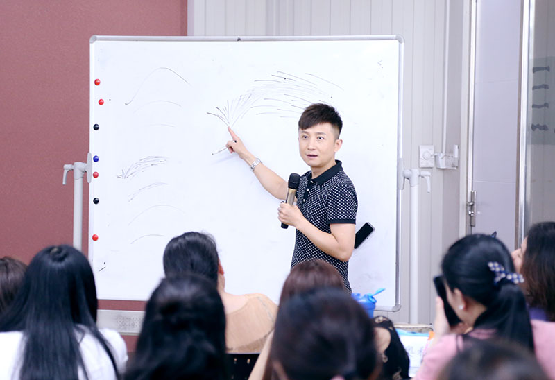 课堂上的路平老师