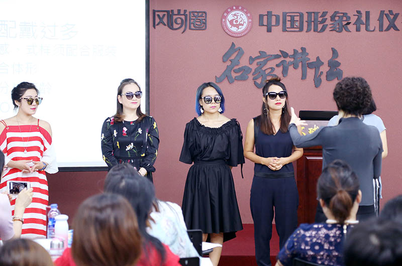 李昀老师点评同学们选择的墨镜