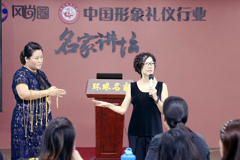 李昀老师向同学们讲解项链的选择