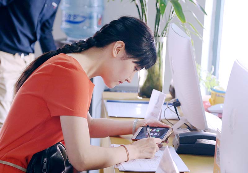 正在办理报到手续的新学员
