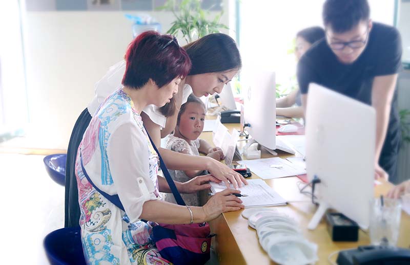 正在办理报到手续的新学员