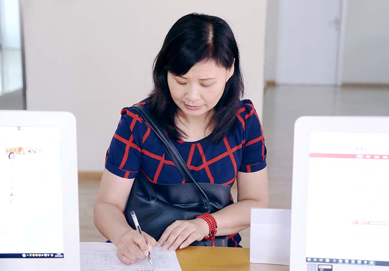 正在办理报到手续的新学员