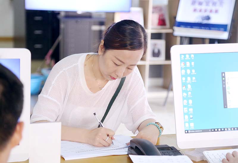 正在办理报到手续的新学员