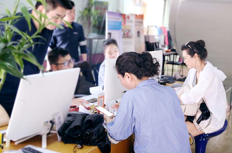正在办理报到手续的新学员