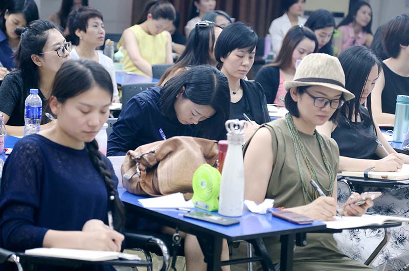 认真听讲的同学们