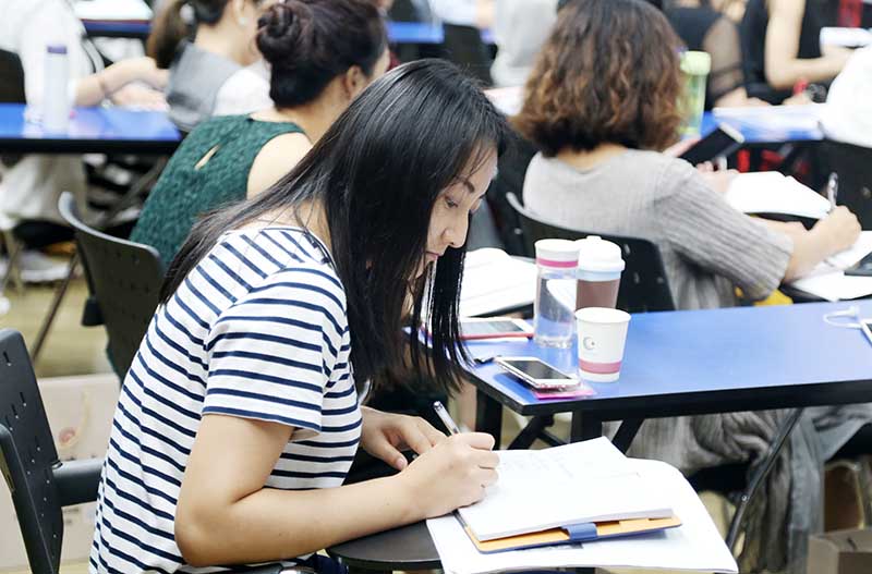 认真做笔记的同学