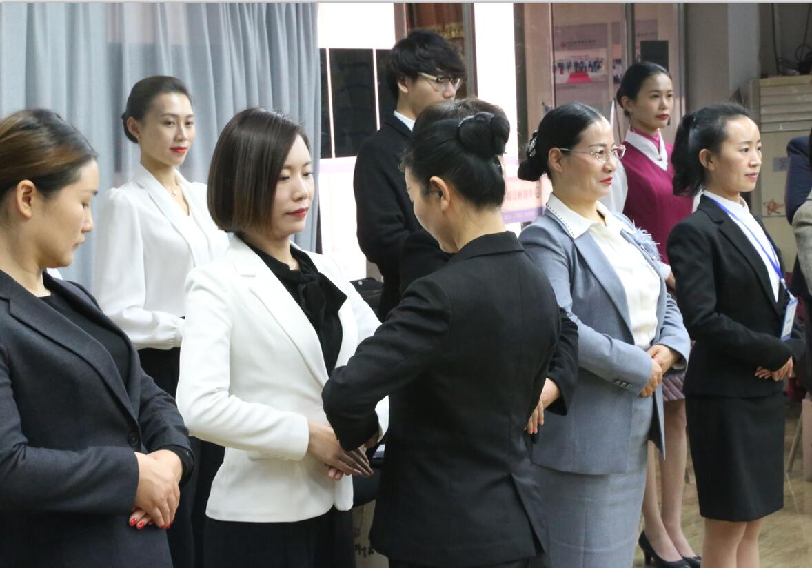 礼仪培训师的基本仪态训练