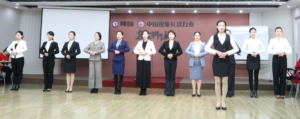 演练教学是以组长模拟培训师,组员模拟受训对象,来进行蹲姿,走姿,站姿