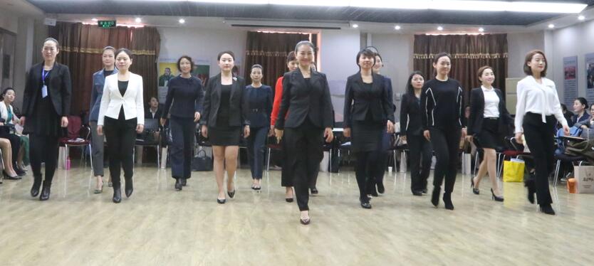 演练教学是以组长模拟培训师,组员模拟受训对象,来进行蹲姿,走姿,站姿