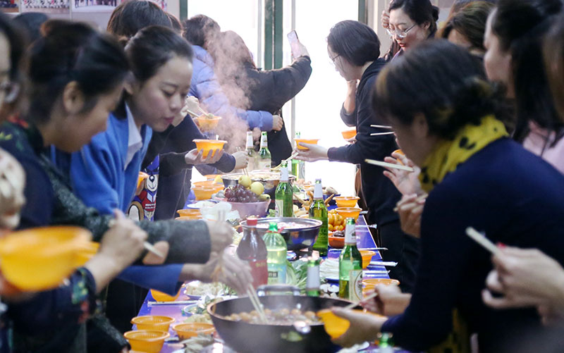 同学们共享丰盛的的毕业午餐