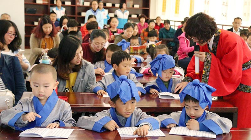 正在学习中国传统礼仪的儿童