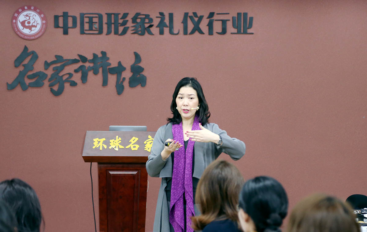 跟随文琦老师学习八种社交的服装搭配