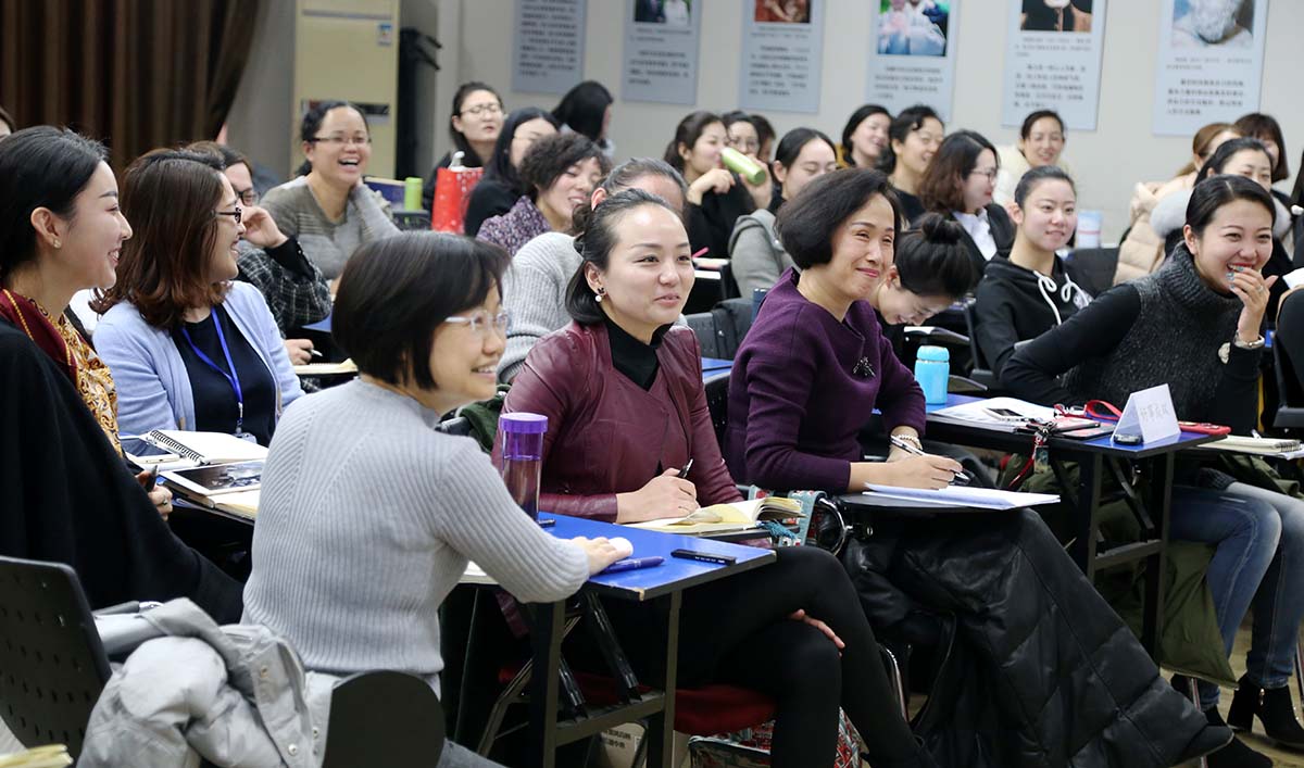 在欢乐的氛围中听讲的同学们